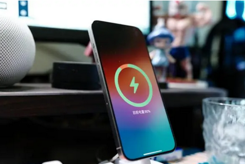 三明苹果15换屏服务分享用什么充电器给iPhone15充电更好 
